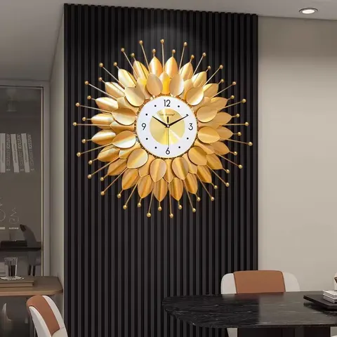 Fashion Luxury Silent Quartz Wall Clock European Art High-end Home Living Room Clock Background Wall Metal Handicrafts
